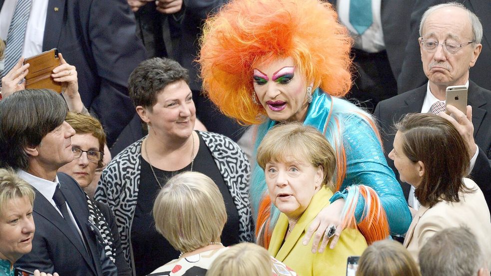 Unerwartetes Zusammentreffen: Kanzlerin Angela Merkel und Travestiekünstlerin Olivia Jones in der Bundesversammlung 2017. (Archivbild) Foto: Gregor Fischer
