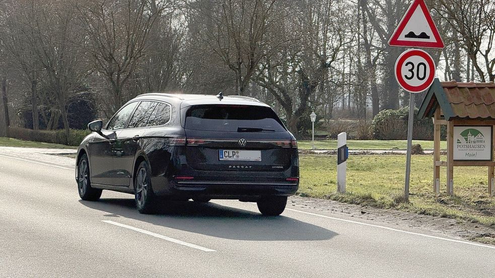 An manchen Stellen der Landesstraße 21 darf nur noch mit 30 Kilometer pro Stunde gefahren werden. Foto: Dirk Hellmers