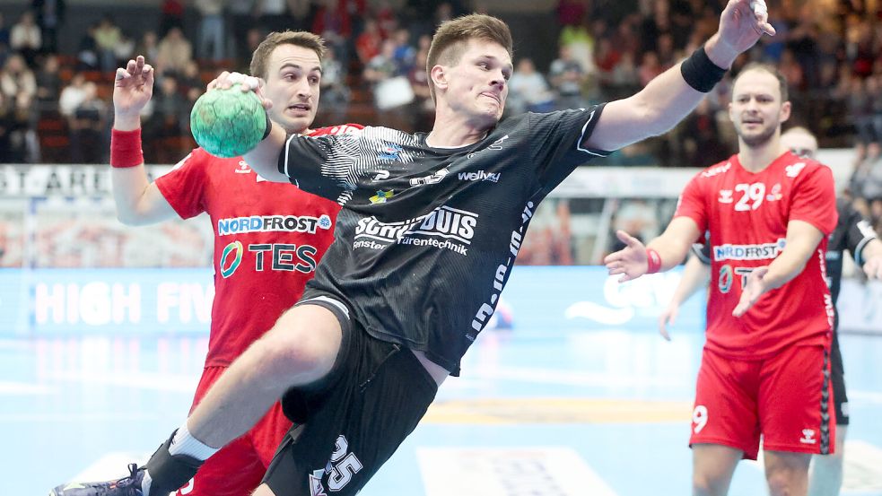 Jannes Hertlein trägt nun nicht mehr das OHV-Trikot und reist zum ersten Mal mit seinem neuen Klub aus Wilhelmshaven nach Aurich. Der Ex-Auricher Jonas Schweigart (links) ist schon etwas länger bei den Jadestädtern. Foto: Jens Doden/ Emden