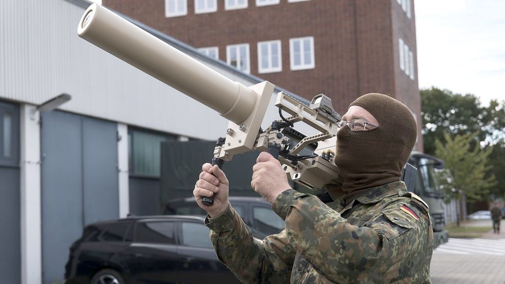 Die Streitkräfte dürfen bei der Abwehr von Drohnen in Zukunft Amtshilfe leisten - notfalls auch mit Waffengewalt. (Archivbild) Foto: Marcus Golejewski