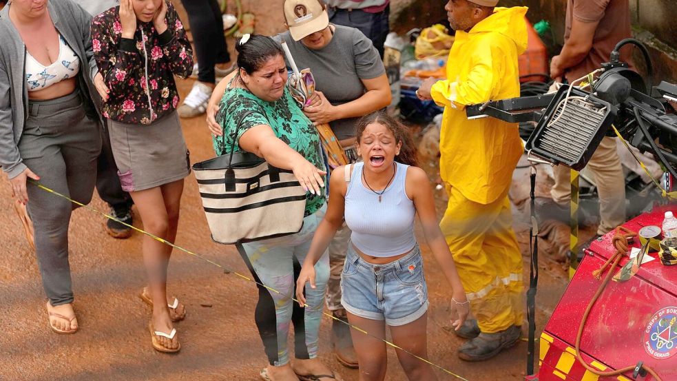 Viele Familien haben ihre Angehörigen verloren. Foto: Silvia Izquierdo/AP/dpa