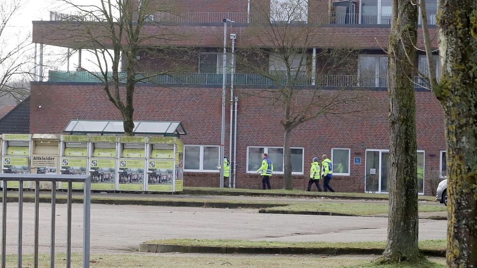 Mit Spürhund und Hundeführern war nach den beiden Jungen gesucht worden. Sie wollten Montagnachmittag in Barßel zum Sport gehen, kamen jedoch nicht an. Wie sich Mittwochnachmittag herausstellte, hatte ein Verwandter die neun und zehn Jahre alten Cousins ins Ausland gebracht. Foto: Hans Passmann
