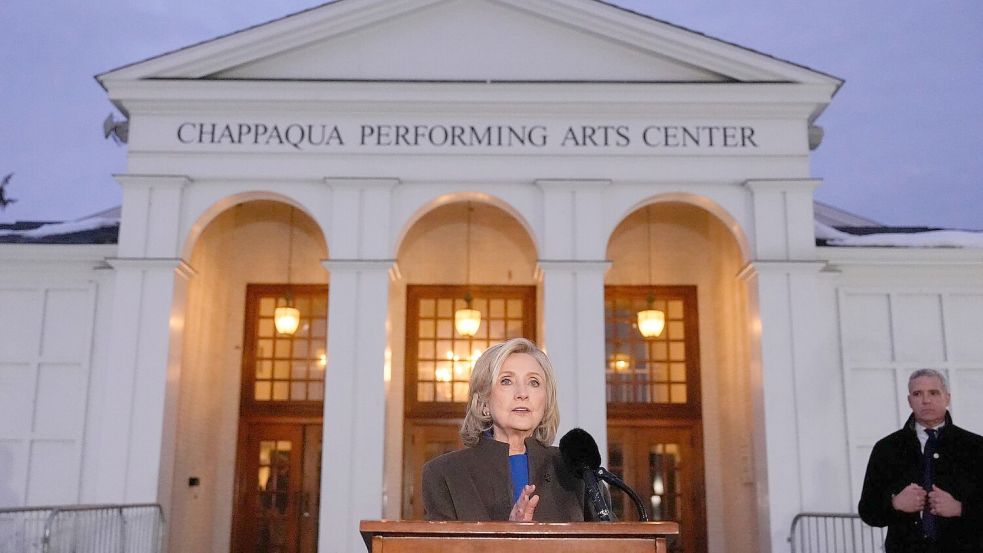 Hillary Clinton tritt nach ihrer Aussage vor einem Ausschuss des US-Kongresses im Zuge der Aufarbeitung des Epstein-Skandals vor die Presse. Foto: Yuki Iwamura/AP/dpa