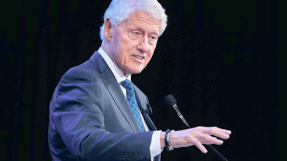 Nach Ex-Außenministerin Hillary Clinton sagt nun ihr Mann, der frühere US-Präsident Bill Clinton vor einem Ausschuss des US-Kongresses aus. (Archivbild) Foto: Andres Kudacki/FR170905 AP/dpa