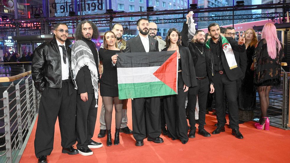 Ein Statement des Filmemachers Abdallah Alkhatib (zweiter von links) sorgt bei der Berlinale für einen Eklat bei der Preisverleihung. Foto: Ralf Hirschberger/AFP