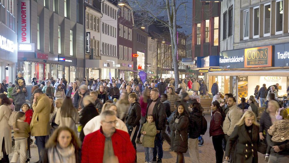 Die Stadt Osnabrück sollte gern mehr Events in die Stadt holen oder selbst initiieren, sagte Gastro-Sprecher Tobias Neumann während einer Podiumsdiskussion der Grünen zur Lage der Innenstadt. Das Bild entstand bei „Altstadt Beats!“ und Moonlightshopping im November 2025. Foto: Philipp Hülsmann