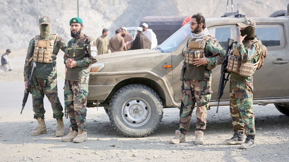 Taliban-Soldaten versammeln sich auf der afghanischen Seite des Grenzübergangs zu Pakistan. Foto: Wahidullah Kakar/AP/dpa