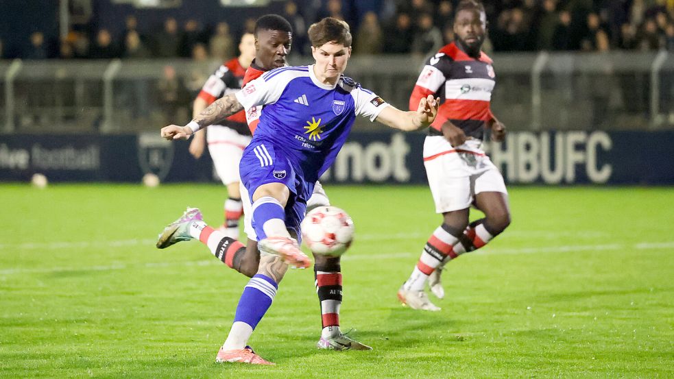 Kickers Emden (links Nick Stepantsev) und Altona trafen in der Liga am 1. November aufeinander. Nun kommt es kurzfristig zum Testspiel, wieder in Emden. Foto: Jens Doden/ Emden