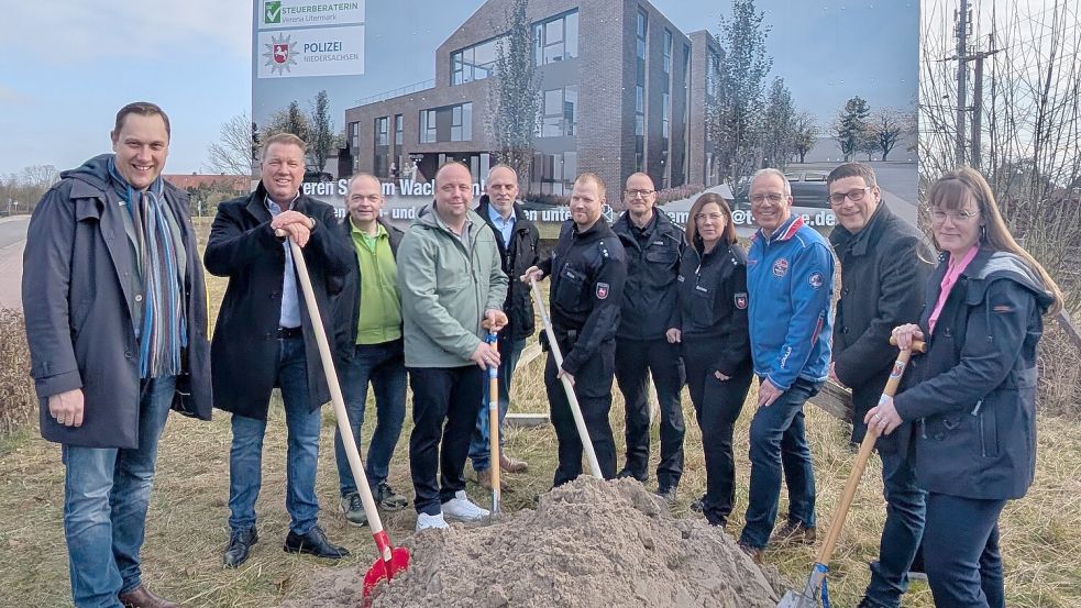 Die Investoren gaben gemeinsam mit Vertretern von Polizei, Politik und Verwaltung beim „ersten Spatenstich“ den Startschuss für das neue Wohn- und Geschäftshaus am Bahnhof Augustfehn. Fotos: Gemeinde Apen