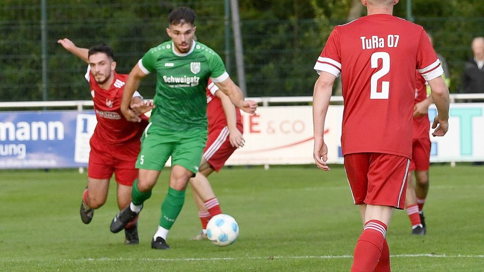In der zweiten Pokalrunde besiegte TuRa (rote Trikots) Hansa Friesoythe (grünes Trikot) zu Hause mit 4:1. In den folgenden beiden Pokalrunden gewann Westrhauderfehn auswärts. Foto: Hans Damm