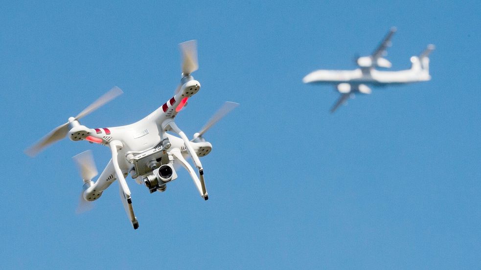 Sorgte für Verspätungen und eine Umleitung: Ein illegaler Drohnenflug in der Nähe des Bremer Flughafens beschäftigt nun die Kriminalpolizei. Foto: Julian Stratenschulte
