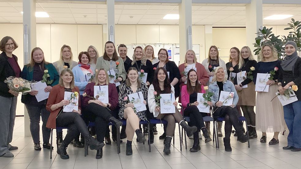 21 Sozialpädagogische Assistenten haben an den BBS Papenburg, Hauswirtschaft und Soziales, ihre Zeugnisse erhalten. Fotos: Postulka/BBS Papenburg, Hauswirtschaft und Soziales
