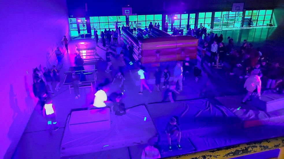 Bald erscheint die Sporthalle am Schulzentrum in Rhauderfehn wieder in Schwarzlicht und Neonfarben. Foto: privat