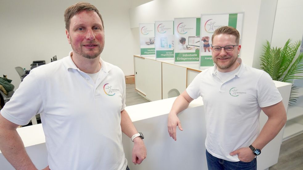 Die Geschäftsführer Thomas Junker aus Ostrhauderfehn und Arne Bohlen aus Rhede starten ab Montag in Werlte mit ihrem Sanitätshaus. Fotos: Mirco Moormann