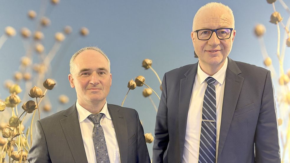 Christoph Hoek (rechts), Vorstandsvorsitzender der Raiffeisenbank, und Bankvorstand Matthias Beekmann stellten die Zahlen für das Geschäftsjahr 2025 vor. Foto: Carsten Ammermann