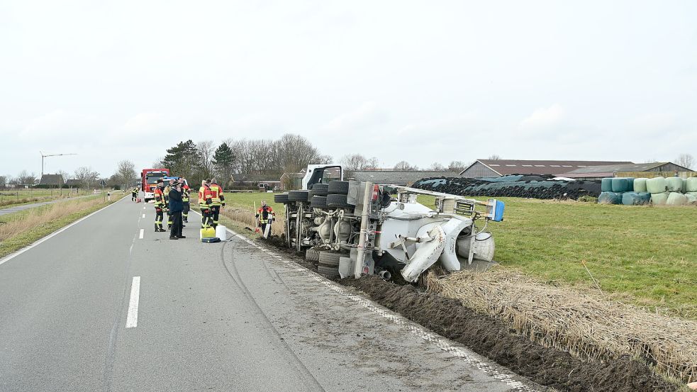 Das betroffene Bauunternehmen will am Morgen des 27. Februar mithilfe eines Krans für den Abtransport des Lkw sorgen. Dazu wird die Straße gesperrt.