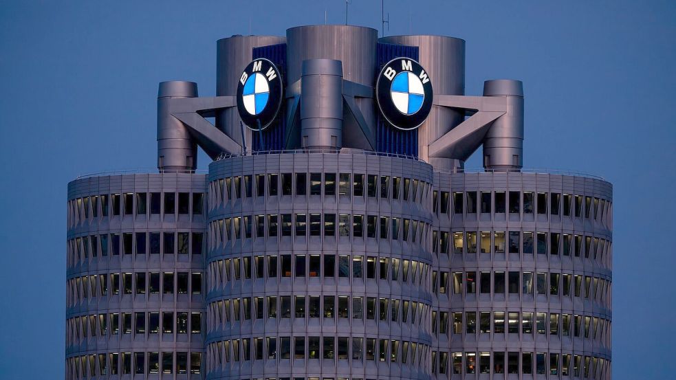 BMW ruft Hunderttausende Autos wegen Brandgefahr zurück. (Symbolbild) Foto: Peter Kneffel/dpa