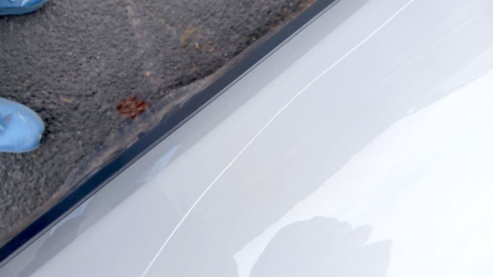 Im weißen Lack von Cord Pleis‘ Auto ist ein langer Kratzer. Foto: privat