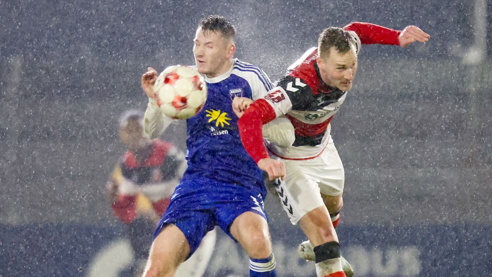 Altona 93 führte im Testspiel bei Kickers Emden (links Julian Stöhr) zur Halbzeit mit 2:1. Am Ende stand es 2:2. Foto: Jens Doden/Emden