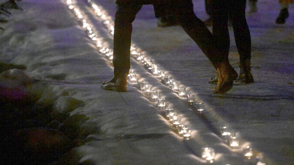 Kerzen in einer symbolischen Loipe erinnern an Laura Dahlmeier. Foto: Felix Hörhager