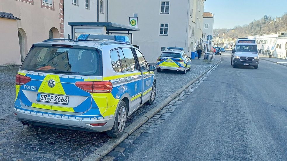 Die Polizei suchte in Passau mit mehreren Streifen und einem Hubschrauber nach dem Mann. Foto: Markus Zechbauer/zema-medien.de/