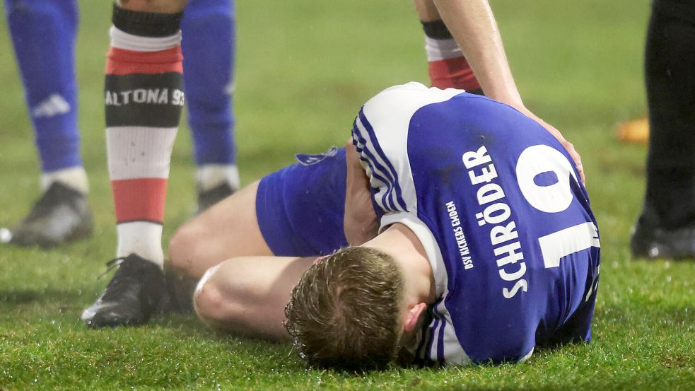 Theo Schröder verletzte sich, musste nach 17 Minuten ausgewechselt werden. Foto: Jens Doden/ Emden