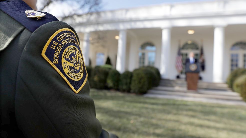 Nach dem ungeklärten Tod eines Migranten in Buffalo sieht sich das Heimatschutzministerium erneuter Kritik ausgesetzt. Foto: Evan Vucci/AP/dpa