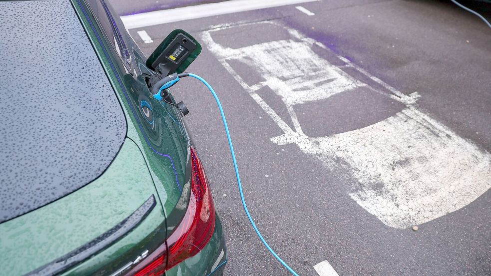 Die Rabatte auf Elektroautos reagieren bisher kaum auf die neue Prämie. (Archivbild) Foto: Jan Woitas