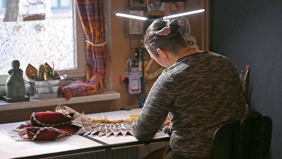 Zwischen sechs und sieben Monaten sitzt Toni an ihren Kostümen. Foto: Jennifer Brückner