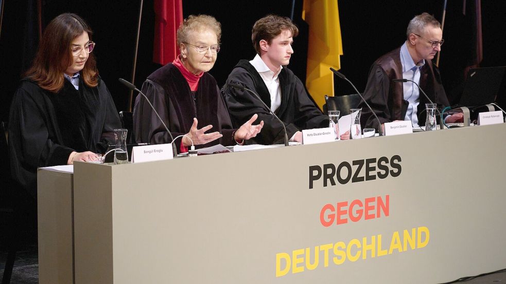 Beim „Prozess gegen Deutschland“ auf der Bühne des Thalia Theaters fungierte Ex-Justizministerin Herta Däubler-Gmelin (2. von links) als „Vorsitzende Richterin“. Foto: Fabian Hammerl/dpa