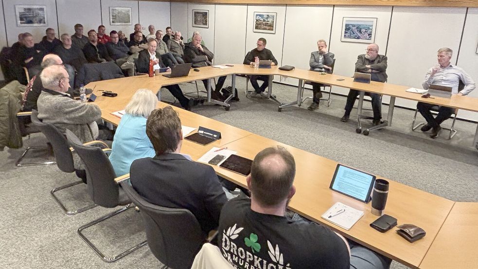 Gut besucht war die Sondersitzung des Sport-Fachausschusses im Rhauderfehner Rathaus. Dort ging es erneut um den Bau eines Kunstrasenplatzes. Fotos: Henrik Zein