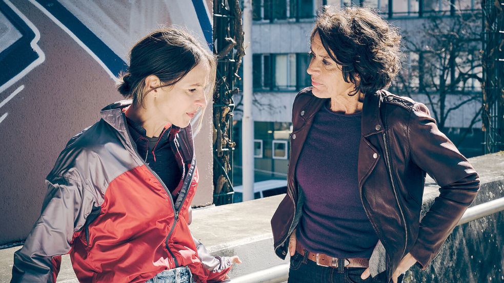 Weil Johanna Stern (Lisa Bitter, l.) zufällig mal eben als verdeckte Ermittlerin bei einem Kurierdienst eingestiegen ist, treffen sie und Lena Odenthal (Ulrike Folkerts) sich an einem neutralen Ort. „Tatort: Sashimi Special“ (So., 01.03. im Ersten und in der ARD Mediathek). Foto: © SWR/Benoît Linder