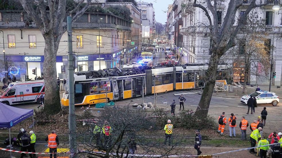 Die voll besetzte Straßenbahn war an einer Kreuzung entgleist, sie kam erst im Eingangsbereich eines Restaurants zum Stehen. Foto: Luca Bruno/AP/dpa