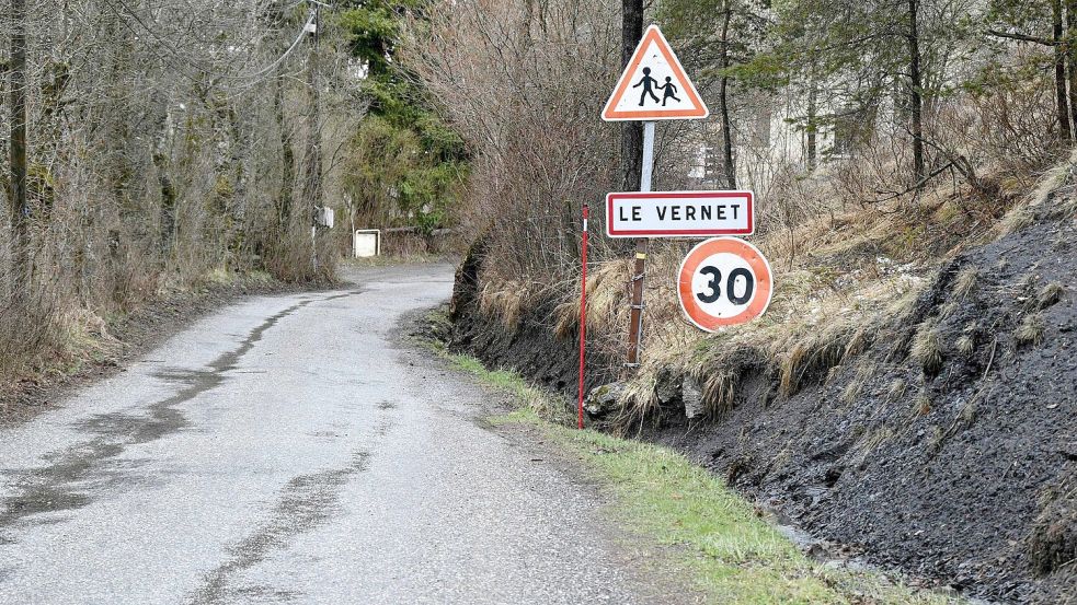 Rund 100 Menschen sollen ihren Speichel abgeben - fast so viel wie das Dorf Einwohner zählt. Foto: Christophe Simon/AFP/dpa