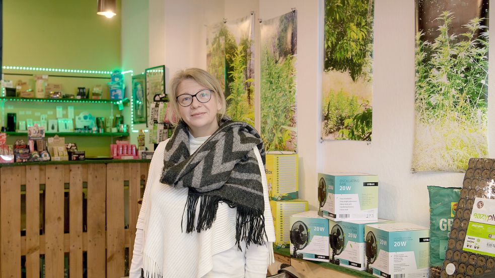 Marlene Dörnte steht hinter den Packungen mit Substraten, die im Backyard Growers Shop für den Anbau von Cannabis verkauft werden. Der Laden ihres Partners Sascha Beŝo steht vor einer ungewissen Zukunft. Foto: Masorat