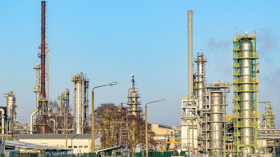 Die PCK-Raffinerie gehört mehrheitlich Rosneft. (Archivbild) Foto: Patrick Pleul