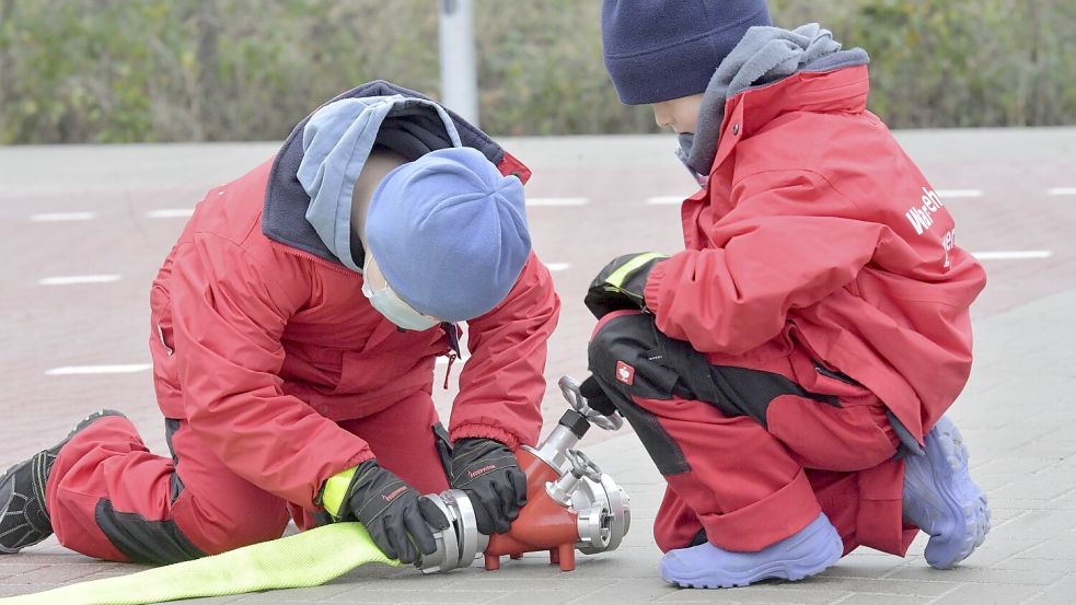 Manche Mitglieder der Kinderfeuerwehr werden später Feuerwehrleute. Foto: Klaus Ortgies/Archiv