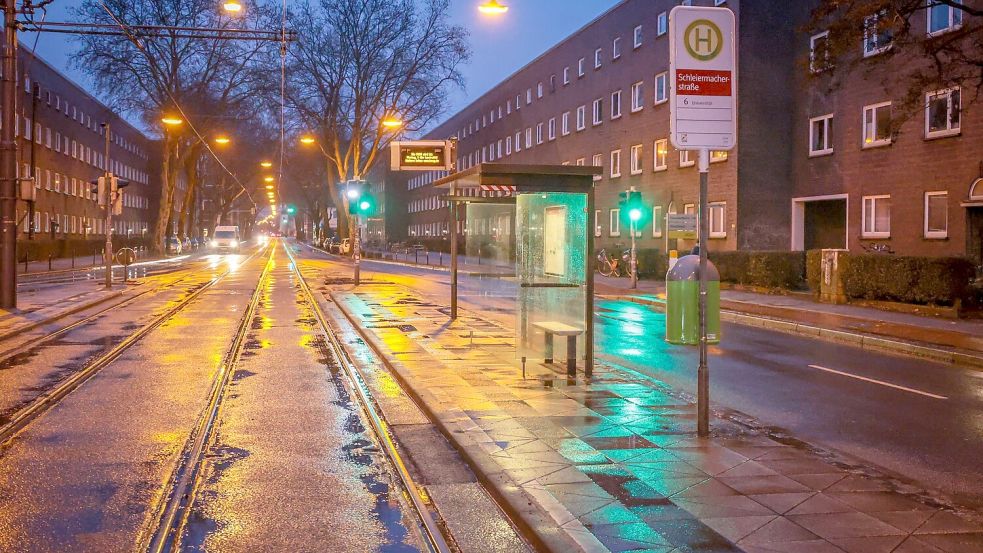 Keine Tram, keine Fahrgäste an der Haltestelle. Foto: Focke Strangmann