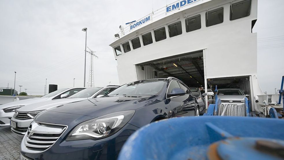 Autos stehen 2022 an Deck der Fähre nach Borkum. Am Samstagvormittag rollte ein Wagen ins Emder Hafenbecken. Symbolfoto: Lars Klemmer/dpa/Archiv