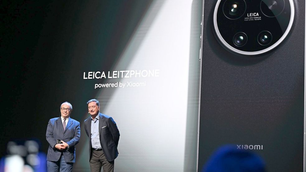 Nach der Präsentation bekamen Leica-Chef Matthias Harsch (rechts) und der Aufsichtsratsvorsitzende Andreas Kaufmann viel Applaus. Foto: Wolf von Dewitz/dpa