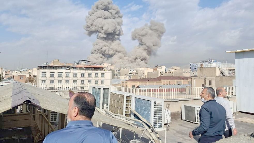 Explosionen haben die Menschen in Teheran in Panik versetzt. Foto: Uncredited/AP/dpa