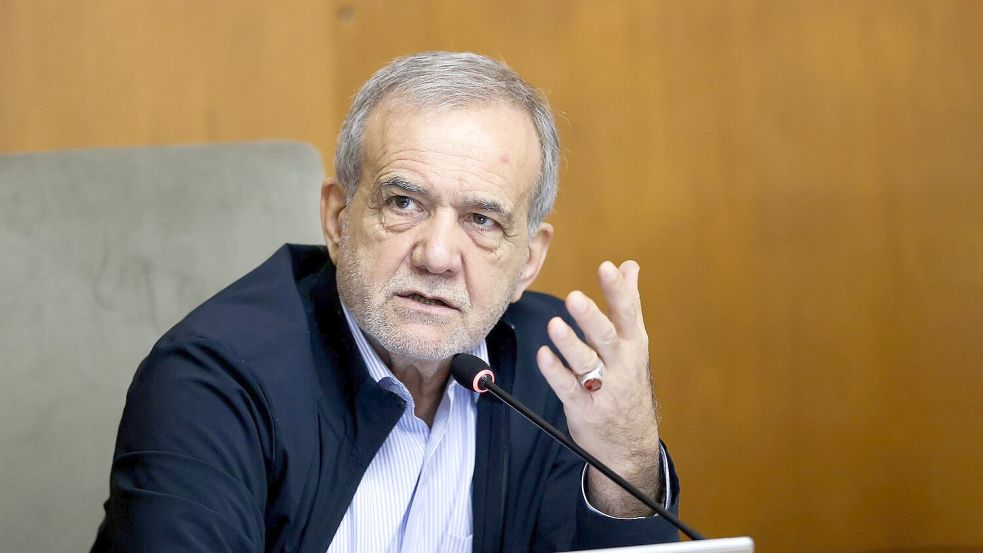 Präsident Peseschkian soll Teil des dreiköpfigen Rats sein, der den Iran vorübergehend führen soll. (Archivbil) Foto: Iranian Presidency
