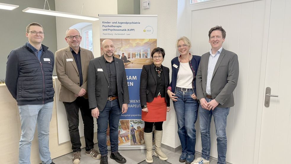 Bei der Eröffnung dabei waren: Wilfried Sinningen, Leitung Pflege KJP, Gerrit Denekas, Teamleiter Tagesklinik Leer, Andreas Hessel, Oberarzt, Veronika von Manowski, Geschäftsführerin, Ute Lauterbach, Leitende Psychologin und Dr. Werner Königschulte, Chefarzt. Foto: Marien-Hospital Papenburg/Aschendorf.