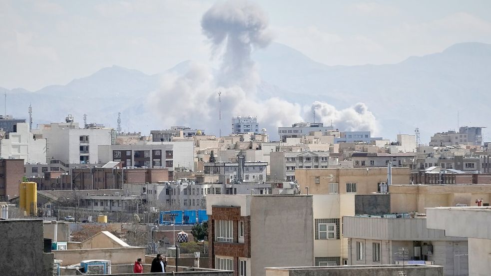 Bei den Luftangriffen auf den Iran wurden auch hochrangige Mitglieder der Militärführung getötet. (Foto-aktuell) Foto: Vahid Salemi/AP/dpa