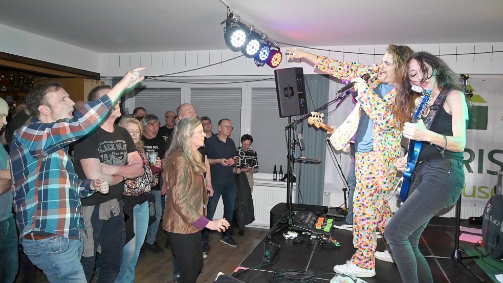 Die Fans in Plümers Gaststätte gingen bei der Marillion Tribute-Band Mr Punch so richtig mit. Foto: Holger Weers