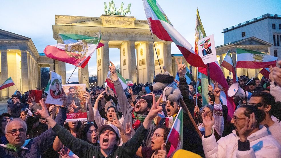 Demo vor dem Brandenburger Tor: In Berlin begrüßten Exil-Iraner den US-Angriff auf Stützpunkte des iranischen Regimes. Foto: dpa
