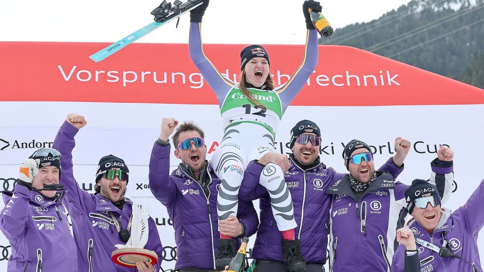 Nach ihrem Triumph wird Emma Aicher gebührend gefeiert. Foto: Marco Trovati/AP/dpa