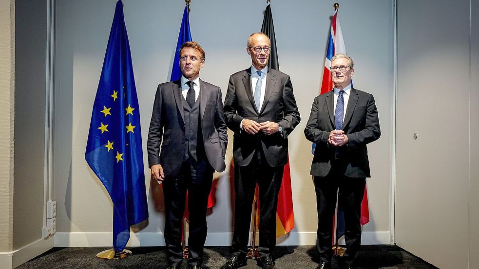 Frankreichs Präsident Emmanuel Macron (l-r), Bundeskanzler Friedrich Merz (CDU) und Keir Starmer, Premierminister von Großbritannien, einigten sich zunächst auf einen Minimalkonsens. Aber andere Mitgliedsstaaten zogen nicht mit. Foto: dpa/Kay Nietfeld