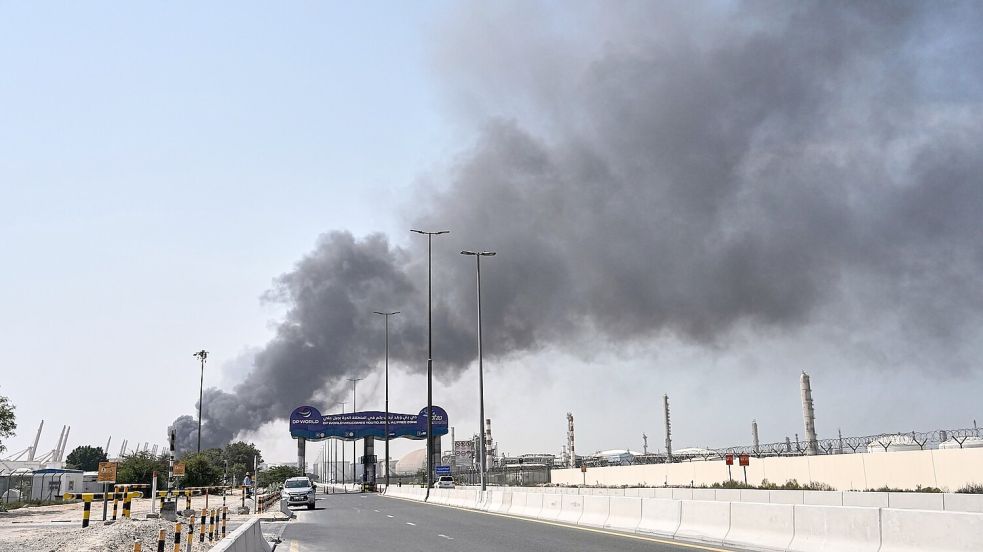 Rauch steigt auf nach iranischem Drohnenangriff im Hafengebiet von Dubai auf. Foto: Fatima Shbair/AP/dpa