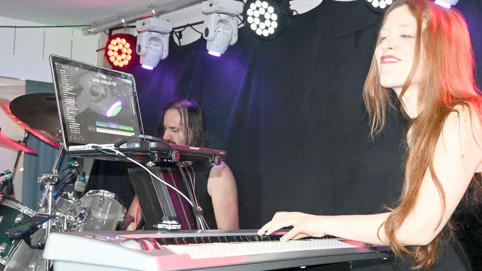 Auch die international bekannte Pianistin und Keyboarderin Licia Missori (rechts) wusste zu überzeugen. Foto: Holger Weers